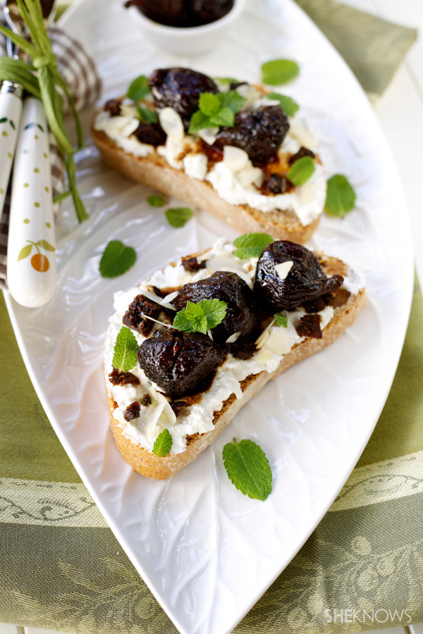 Crostini with drunken figs and ricotta
