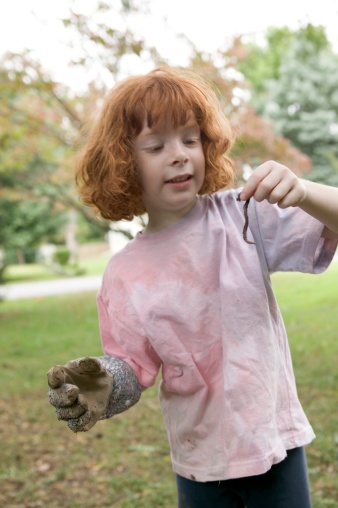 Girl with earthworm | Sheknows.com