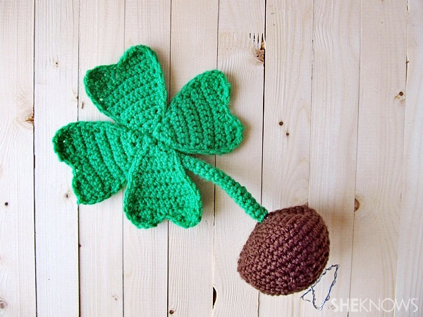 four-leafed crocheted clover: Stem