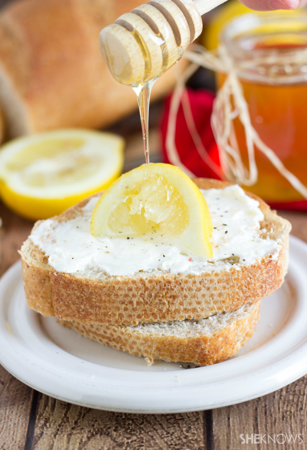 Bruschetta with whole wheat bread and goat cheese