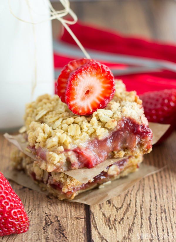 Strawberry crumble bars