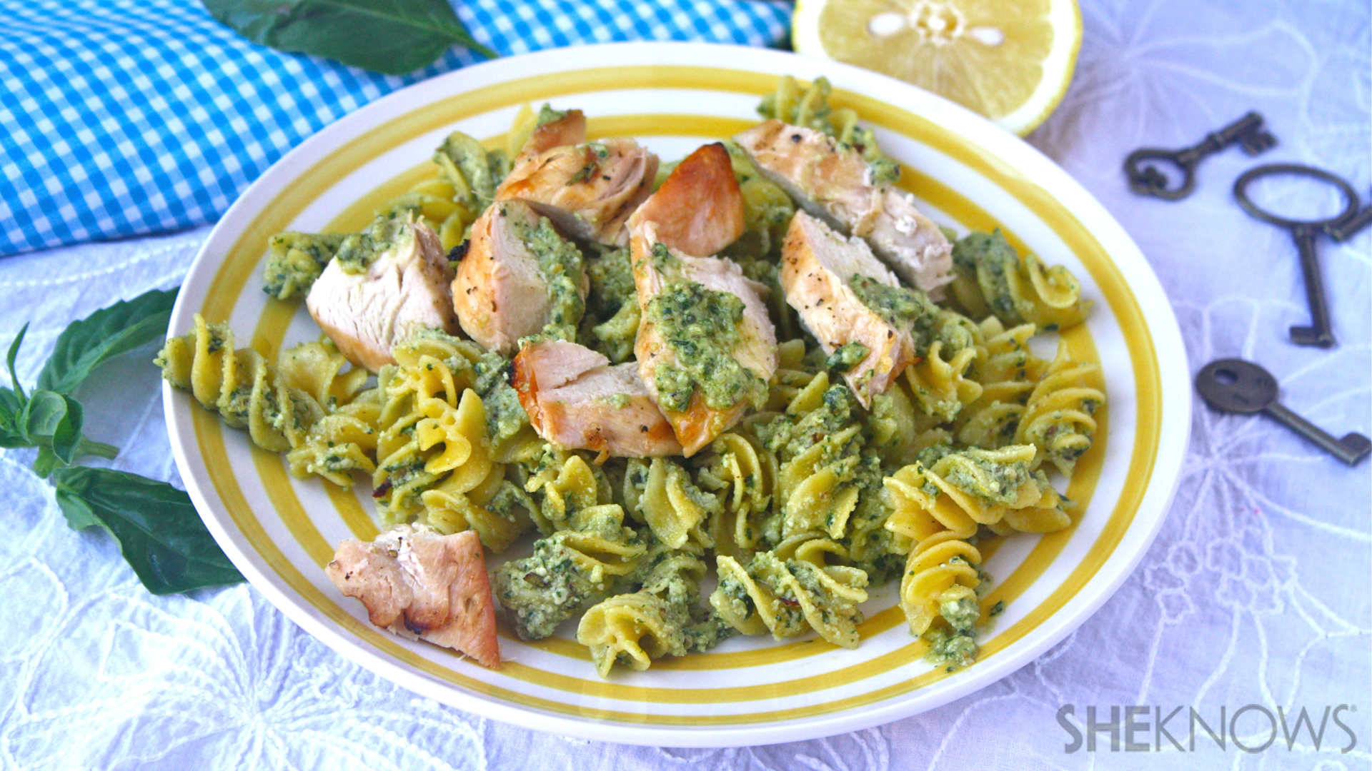 Glutenfree spicy lemonpesto pasta with chicken