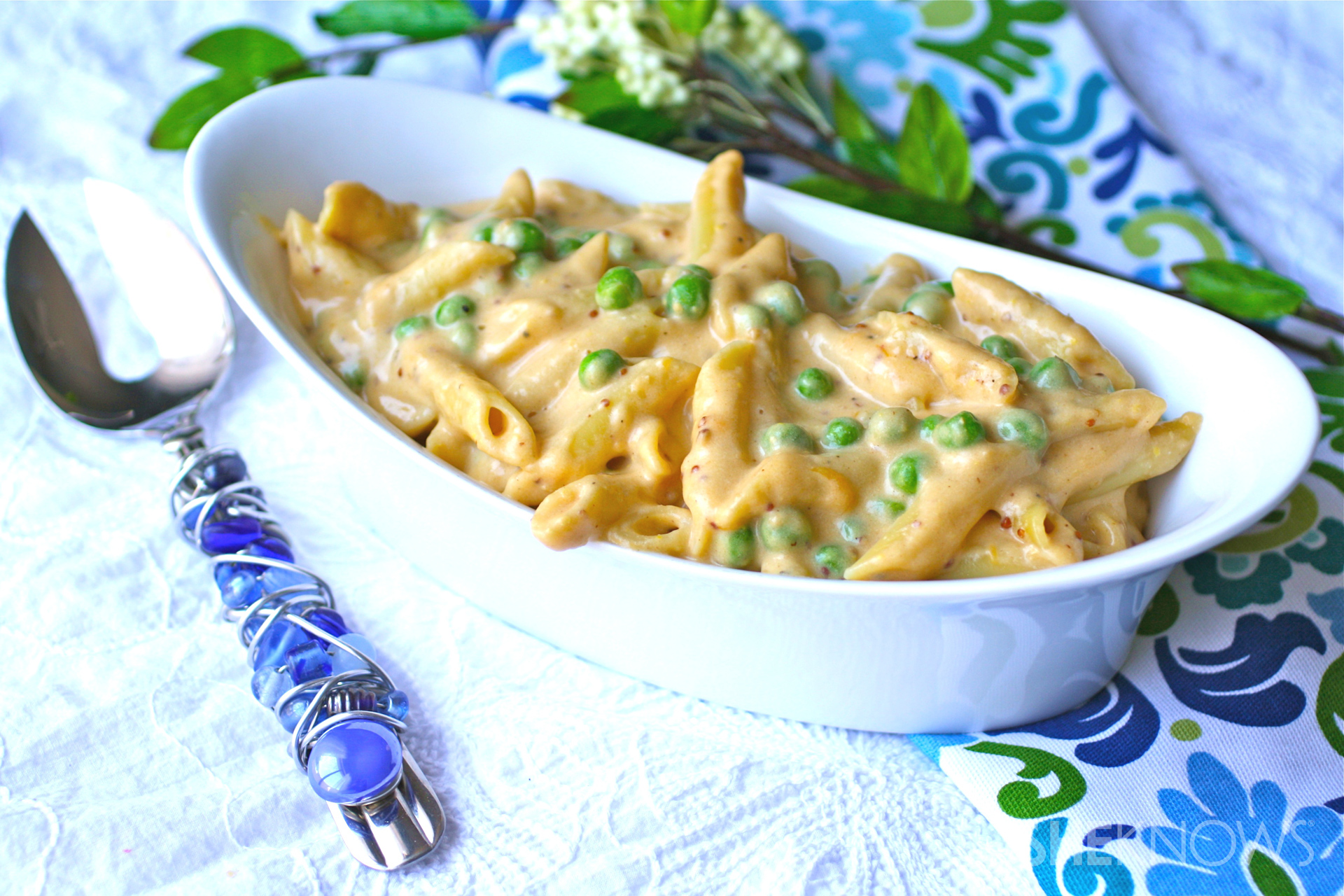 Mustardy mac & cheese with peas