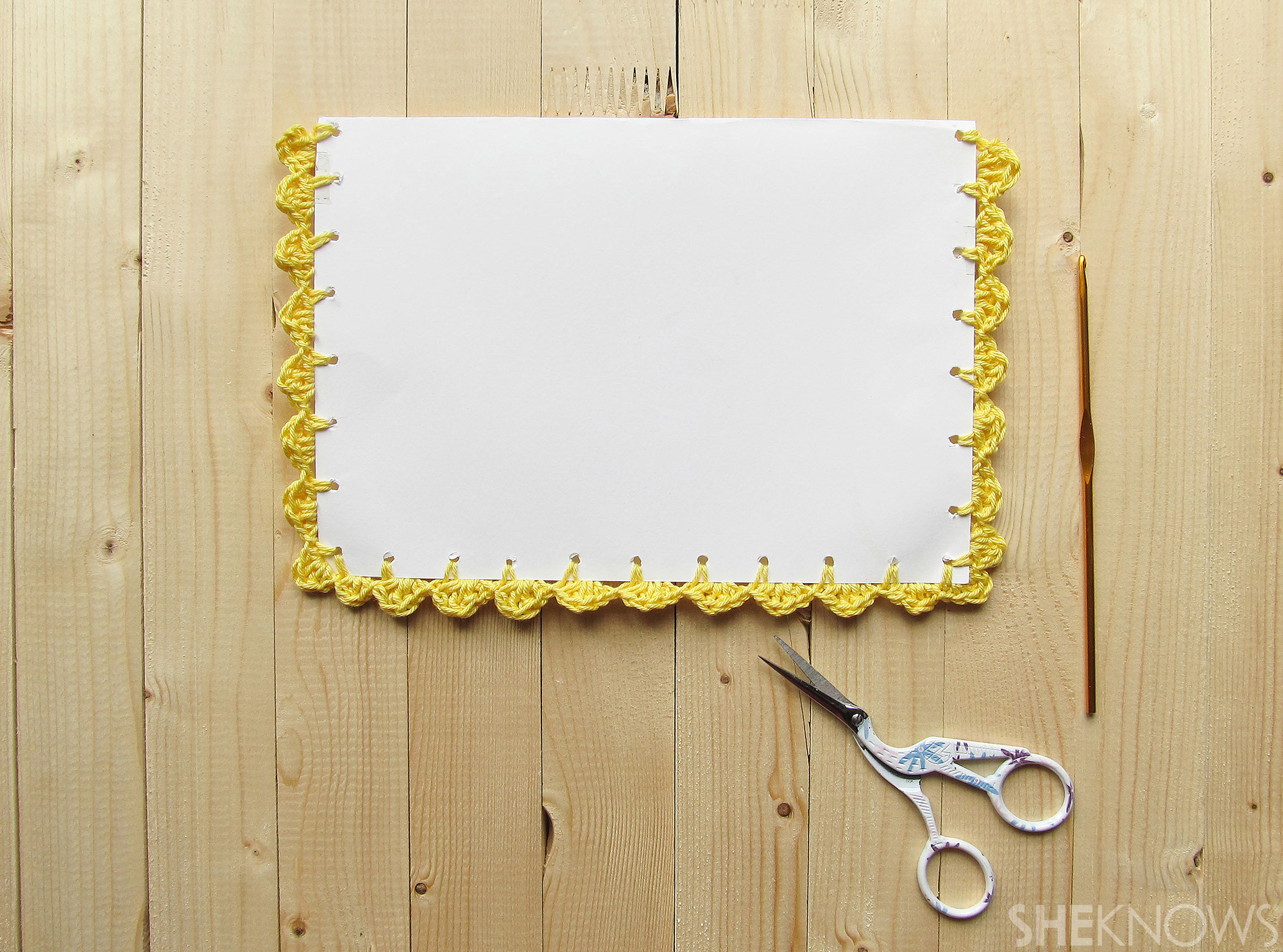 DIY Crocheted Mother's Day card: crochet on scallop boarder finished
