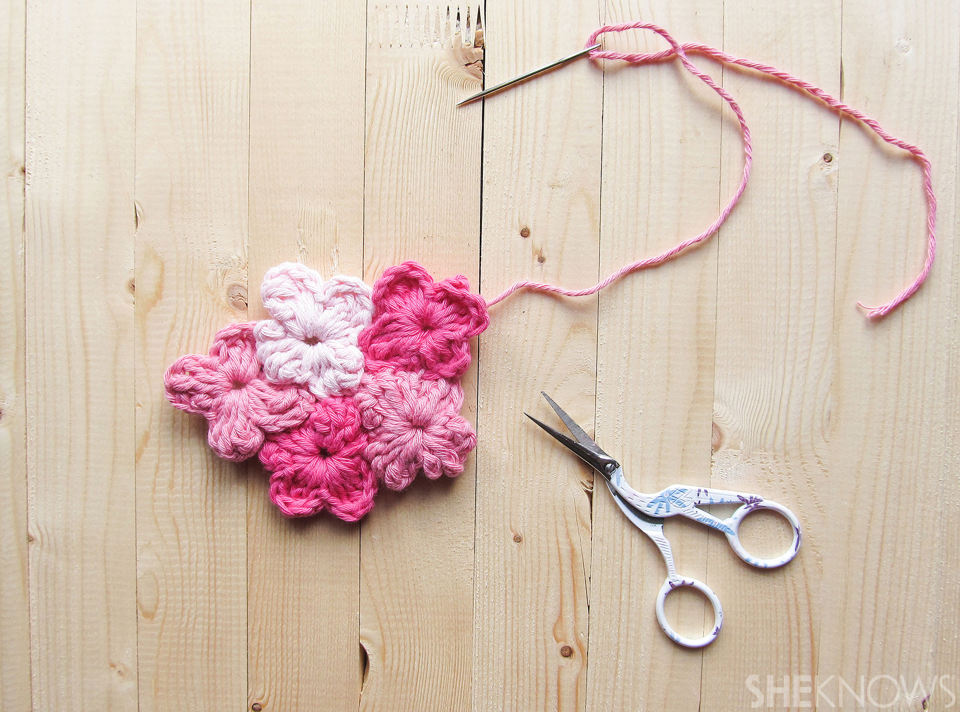 DIY Crocheted Mother's Day card: Flower assembly 1