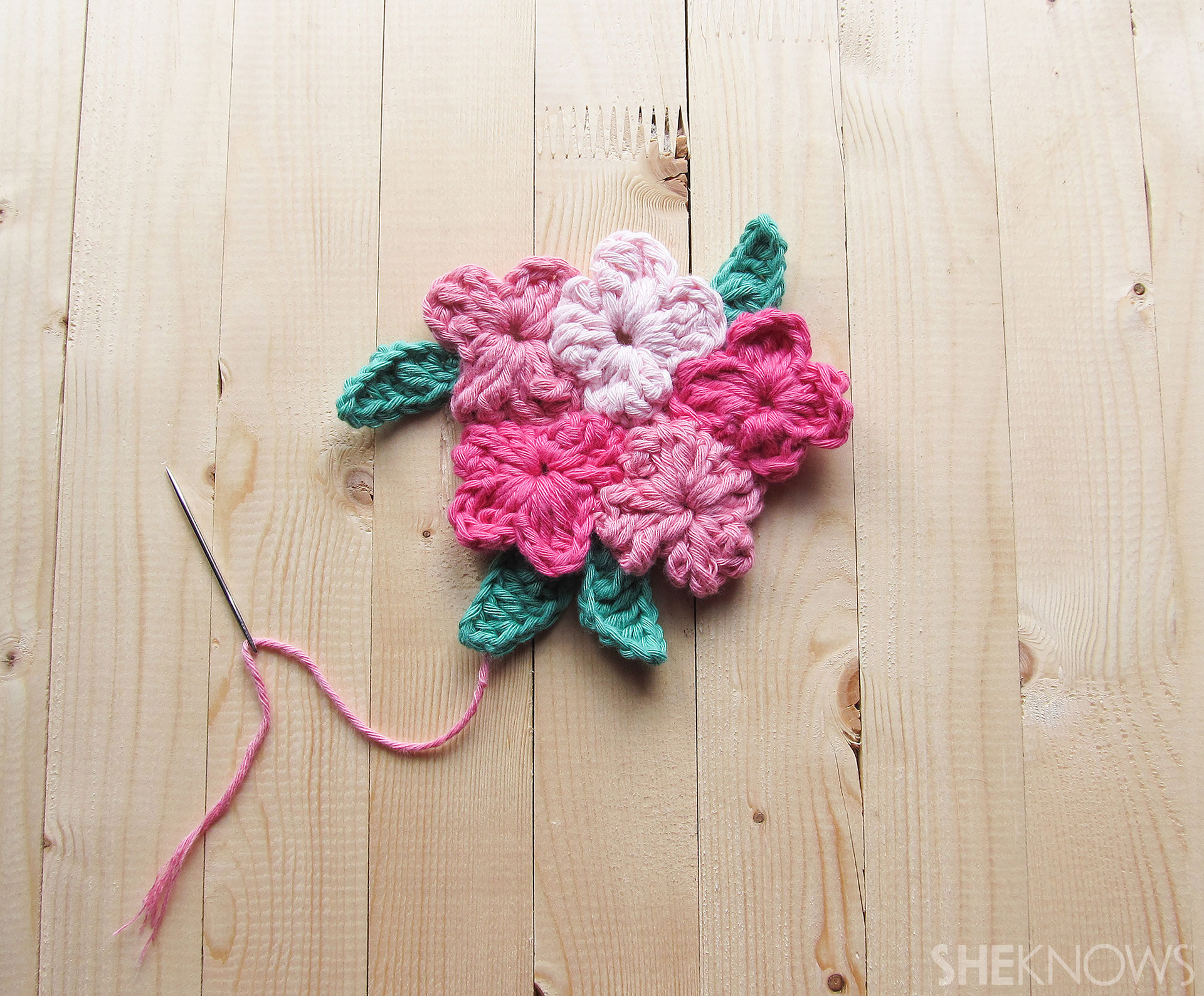 DIY Crocheted Mother's Day card: Flower assembly 2