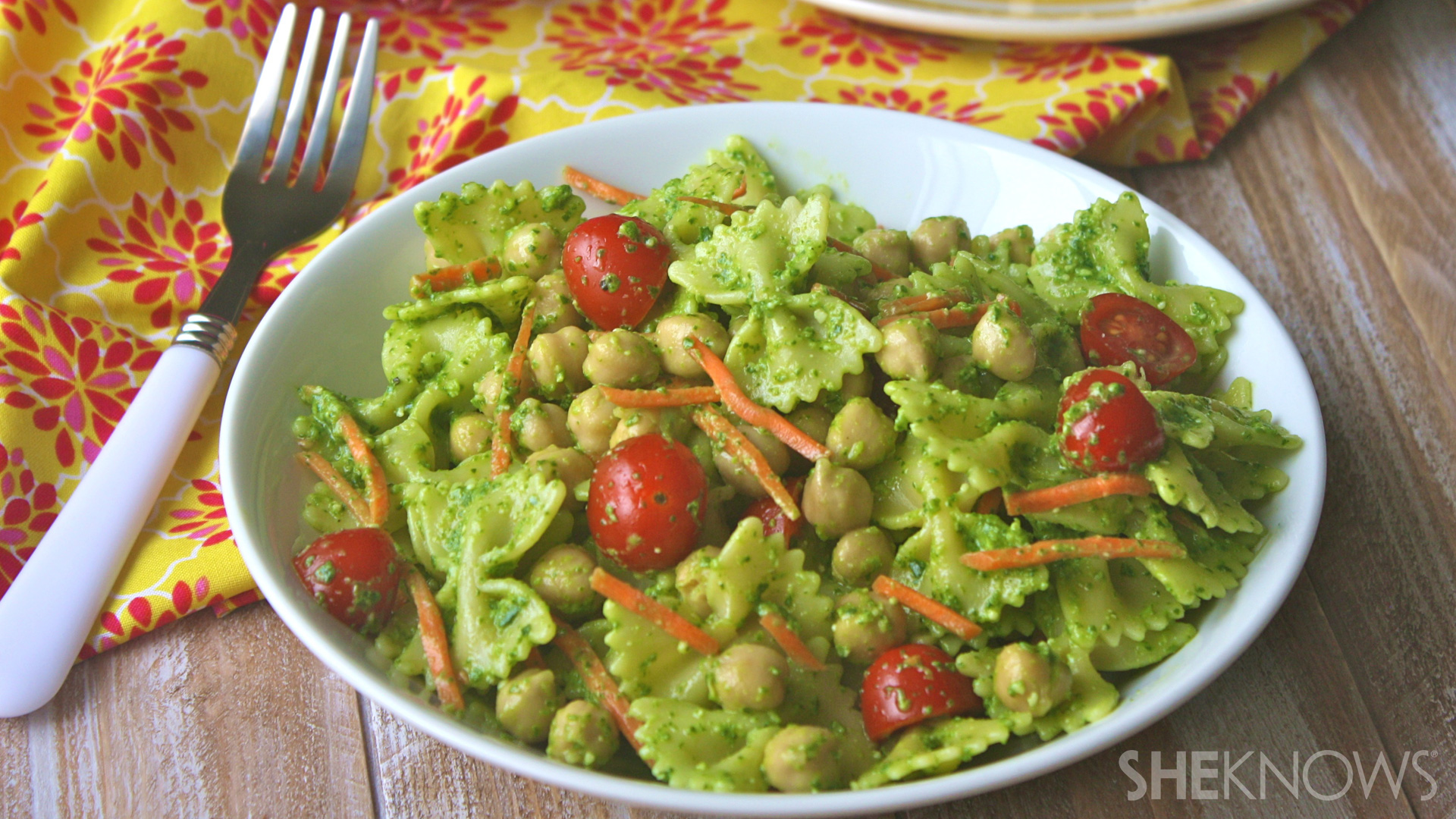 Pasta salad with chickpeas and spinach pesto