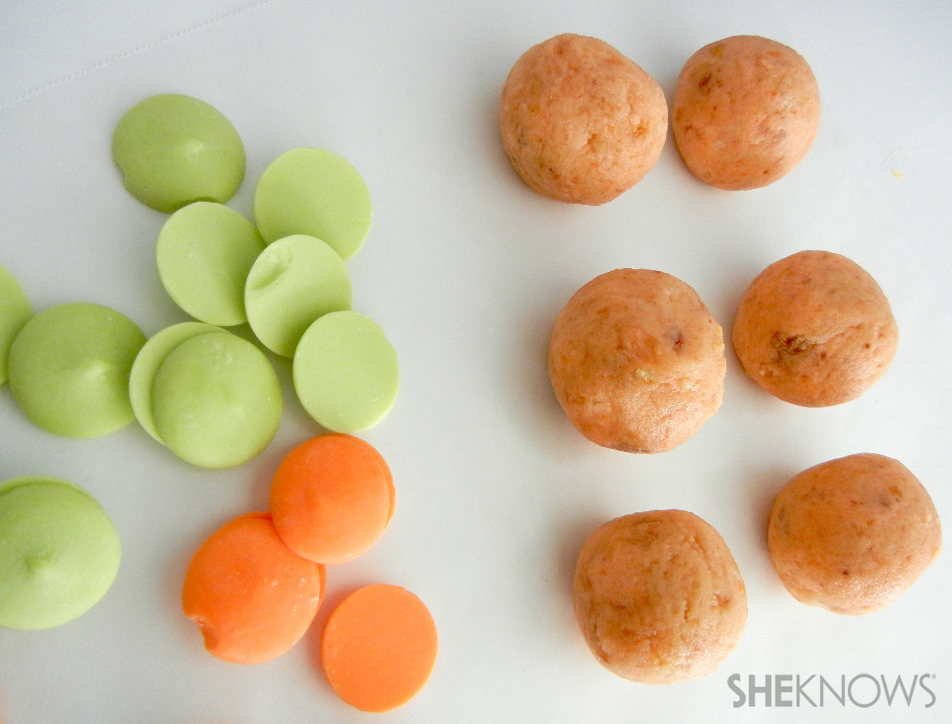Cantaloupe shaped and flavored cake bites