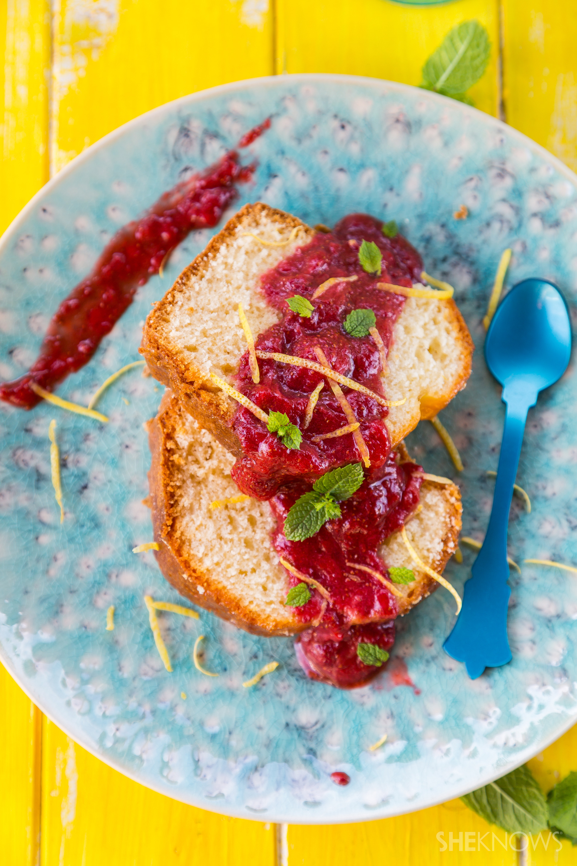 Lemon and almond cake with strawberry sauce recipe