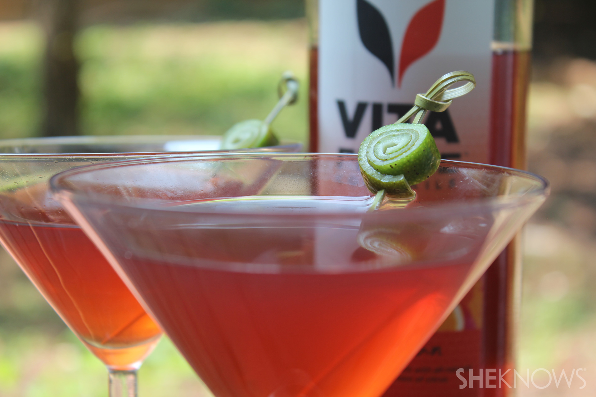 How to garnish a cocktail