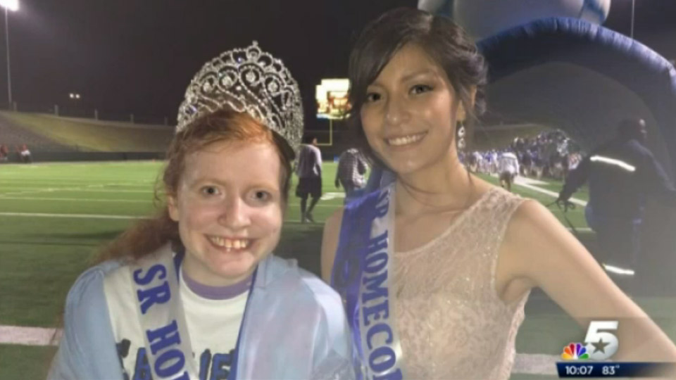 Home coming queen shares her crown | Sheknows.com