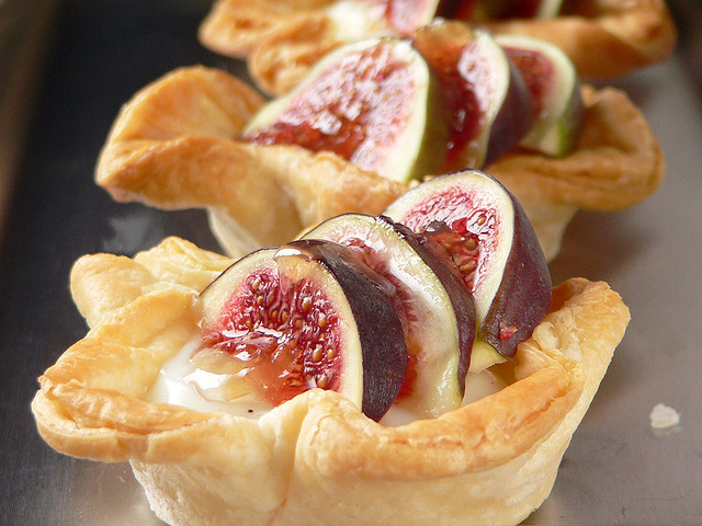 Fig-filled phyllo pouches