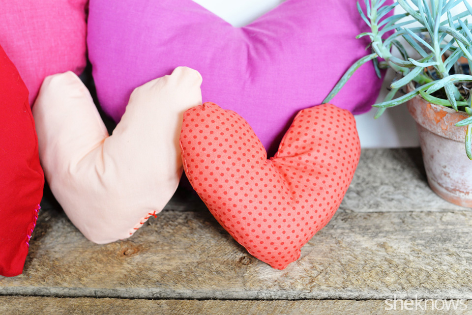 Sweet and simple DIY heart pillow for your Valentine