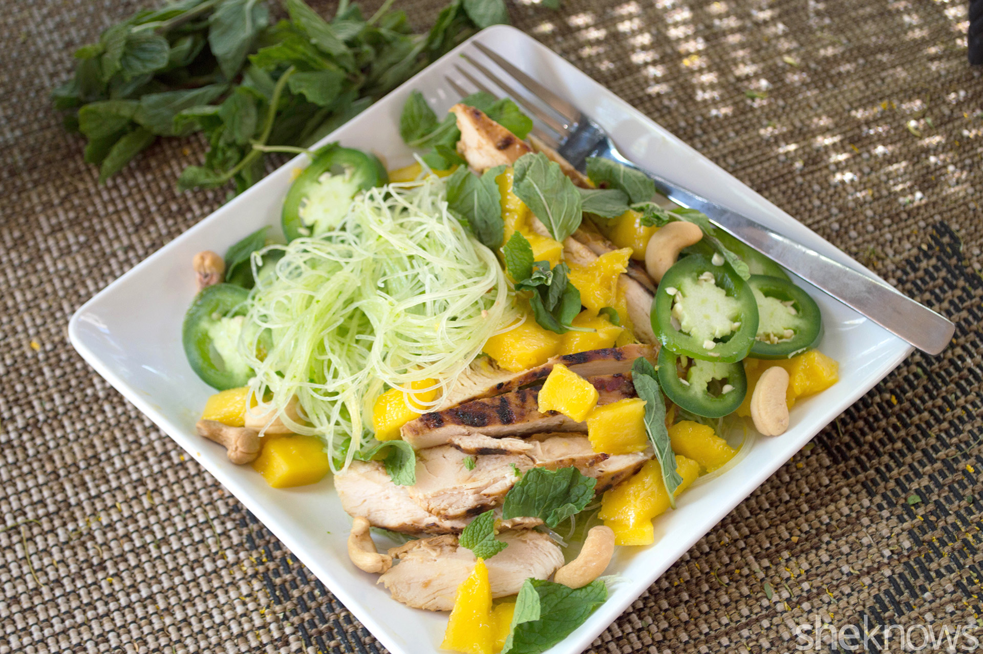 Mangochicken rice noodle salad is a fresh Asian dish in 20 minutes