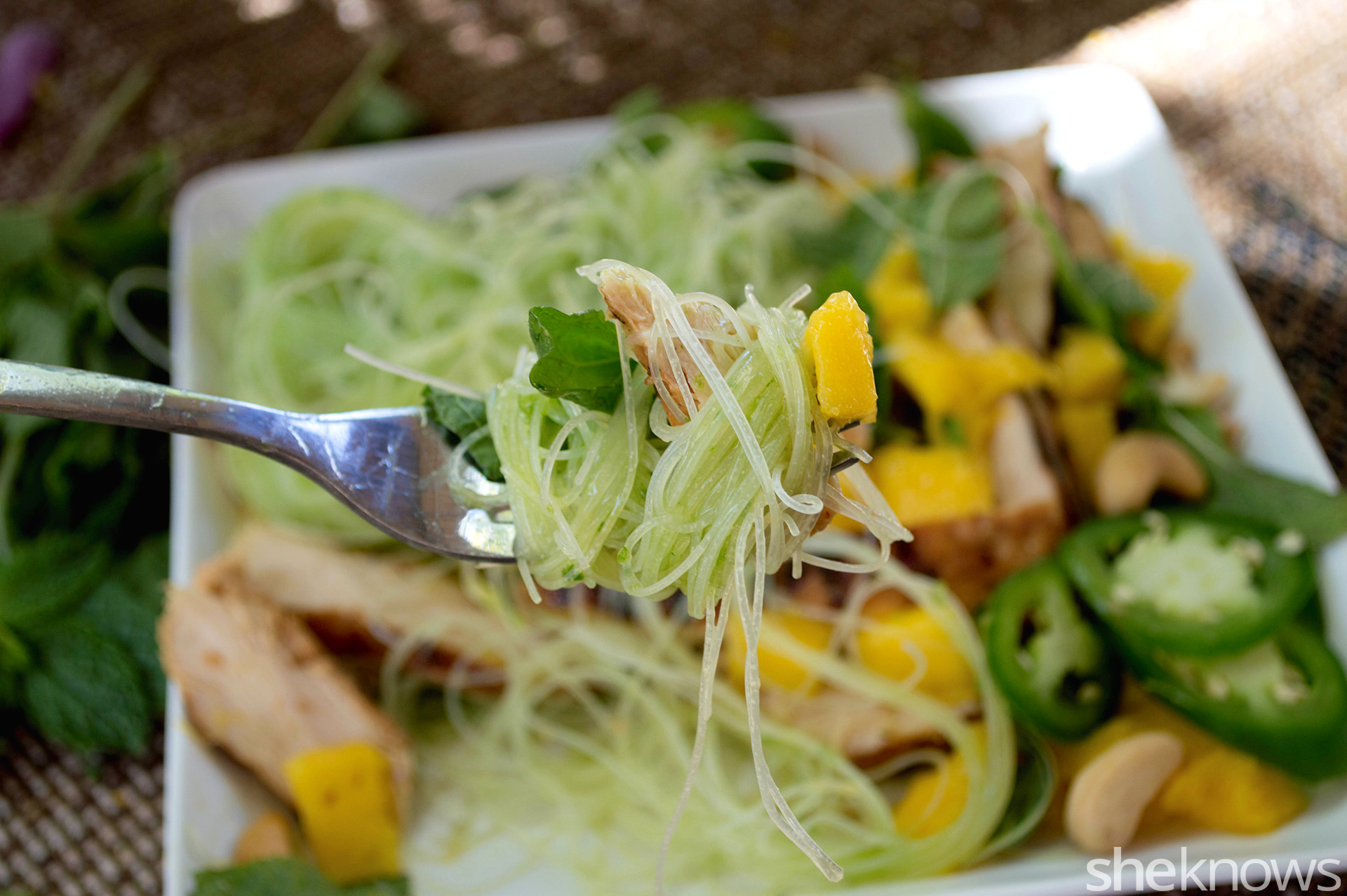 Mangochicken rice noodle salad is a fresh Asian dish in 20 minutes