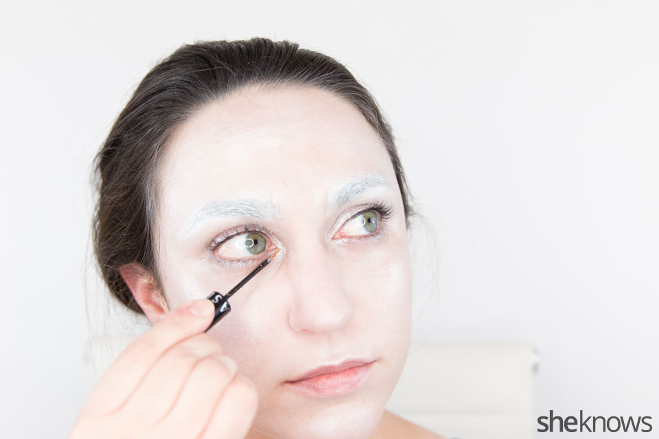 Awesome Dark Swan Halloween makeup: Step 10