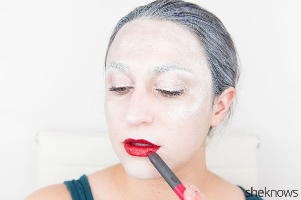 Awesome Dark Swan Halloween makeup: Step 14