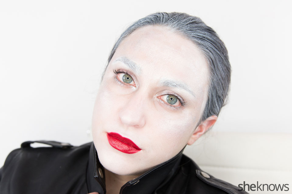 Awesome Dark Swan Halloween makeup: Step 15