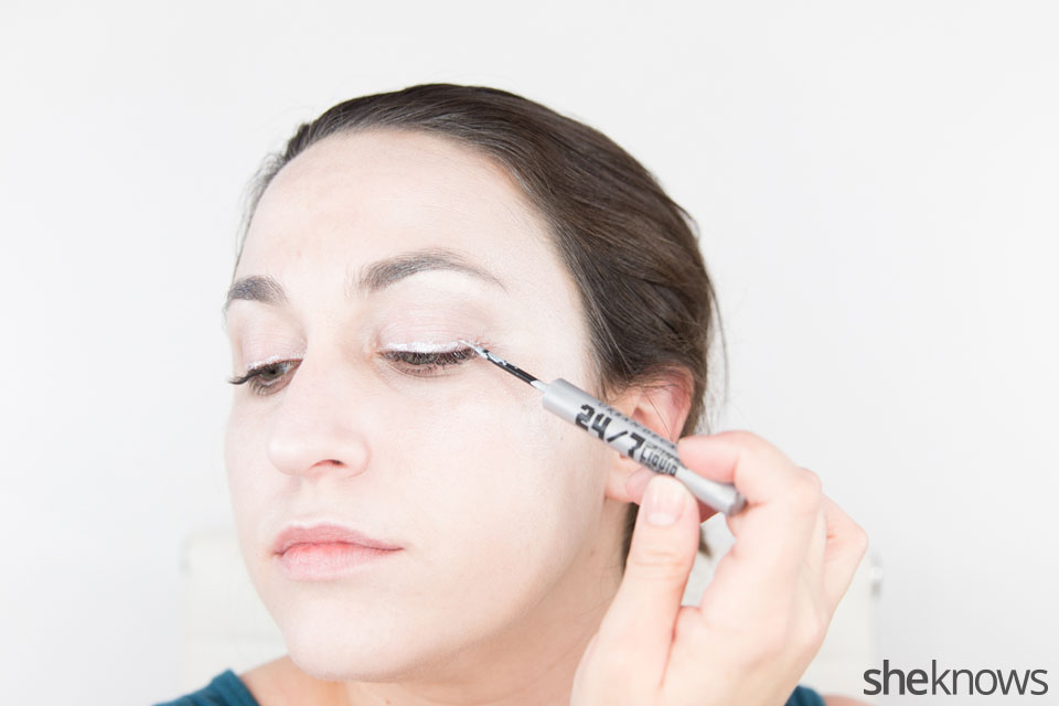 Awesome Dark Swan Halloween makeup: Step 5
