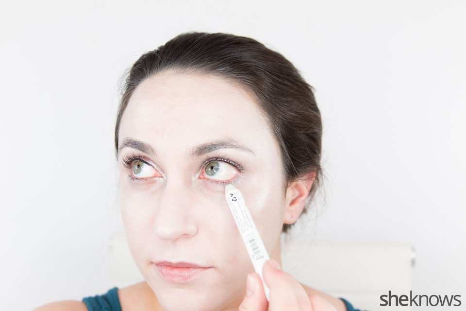 Awesome Dark Swan Halloween makeup: Step 6