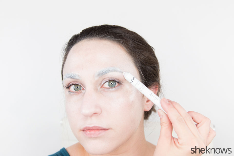 Awesome Dark Swan Halloween makeup: Step 8