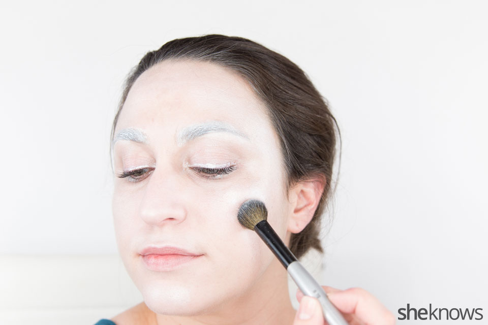 Awesome Dark Swan Halloween makeup: Step 9
