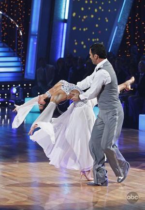 Melissa fights through the pain on DWTS