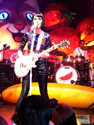 Katy Perry sings live in London