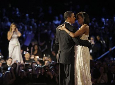 Barack and Michelle Obama dance to Beyonce