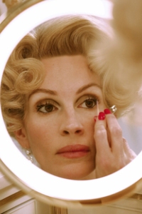Who is in Julia Roberts' rearview mirror