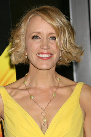 Felicity rocks in yellow at the Phoebe in Wonderland premiere