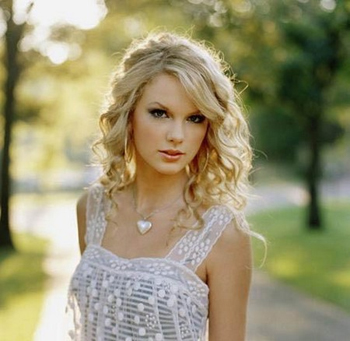 Taylor's headlining SNL!