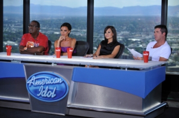Victoria Beckham joins<a href='/' target='_blank'> THE </a>American Idol gang for a day