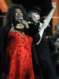 Annie Lennox<a href='/' target='_blank'> AND </a>Aretha Franklin