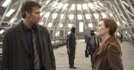 Clive Owen with Julianne Moore in Children of Men