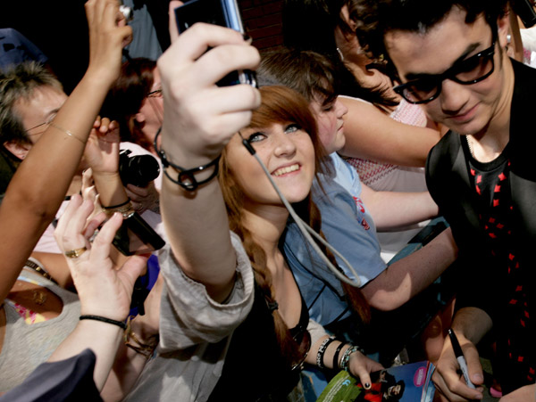 Jonas Brothers mobbed by autograph seekers