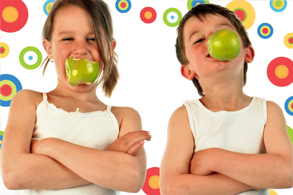 Kids eating apples