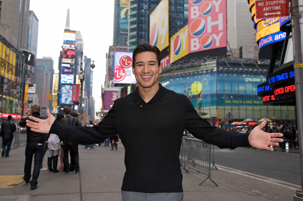 Extra and Mario Lopez do Times Square