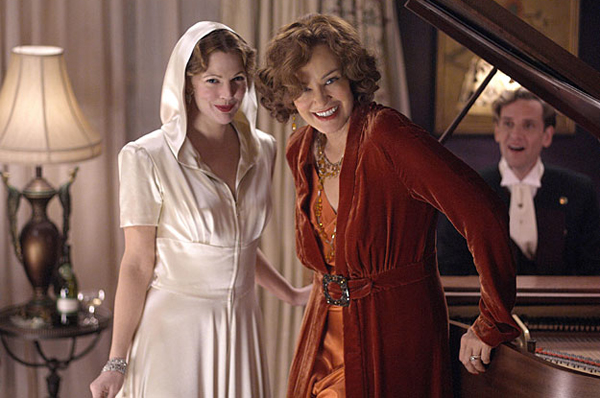 Drew Barrymore and Jessica Lange in HBO's Grey Gardens