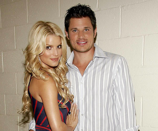 Jessica Simpson and Nick Lachey happen to have a dinner date at the 