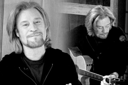 Daryl Hall jams at home on Live from Daryl's House