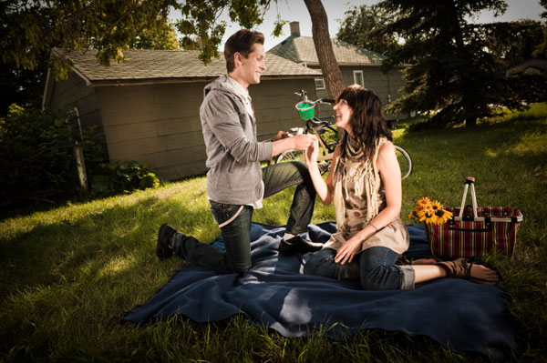 Man proposing to woman