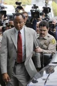 Dr Murray surrenders to the cops for Michael's death