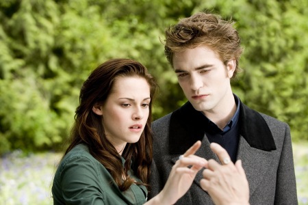 Robert Pattinson and Kristen Stewart in Twilight Saga: New MOon