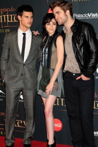 Taylor gives Kristen and Robert a look at the Spain New Moon premiere