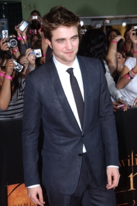 Robert Pattinson chills at the New Moon premiere