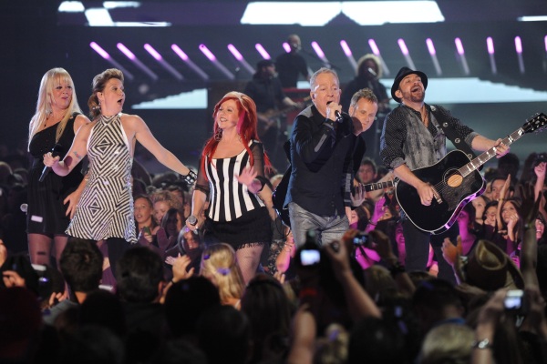 Sugarland and The B-52s jam