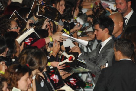 Taylor Lautner greets fans at the London premiere of The Twilight Saga: New Moon