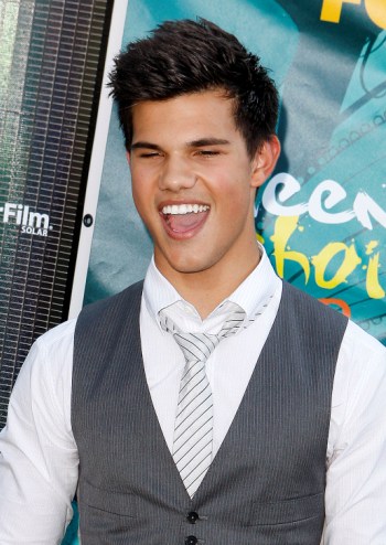 http://cdn.sheknows.com/articles/taylor-lautner-teen-choice-2009.jpg