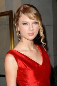 Taylor Swift wins big at CMAs